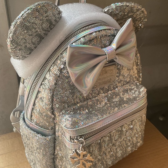 LOUNGEFLY HOLOGRAPHIC EXCLUSIVE BY LASRX SILVER BACKPACK FULL ON HOLOGRAPHIC - Picture 4 of 4
